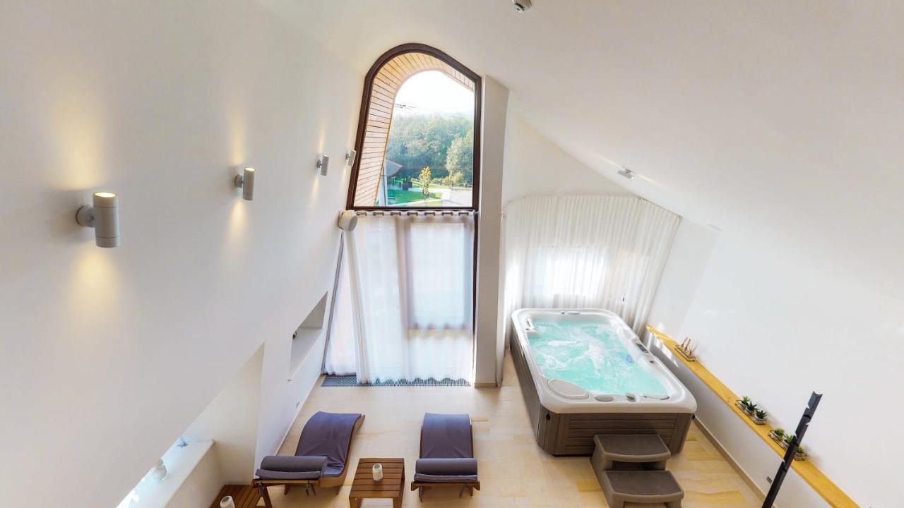 Hotel Cuibul de Lemn à Rîşnov Extérieur photo